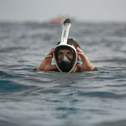 Full-face snorkel mask for clear underwater visibility